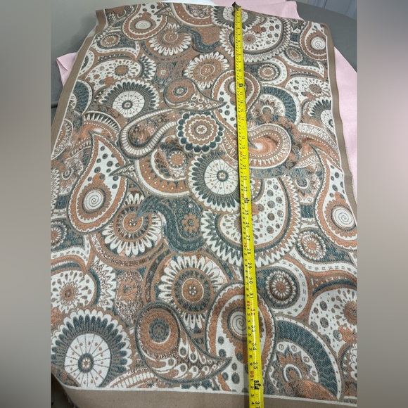 Elegant Paisley Scarf in Neutral Hues - Picture 6 of 7